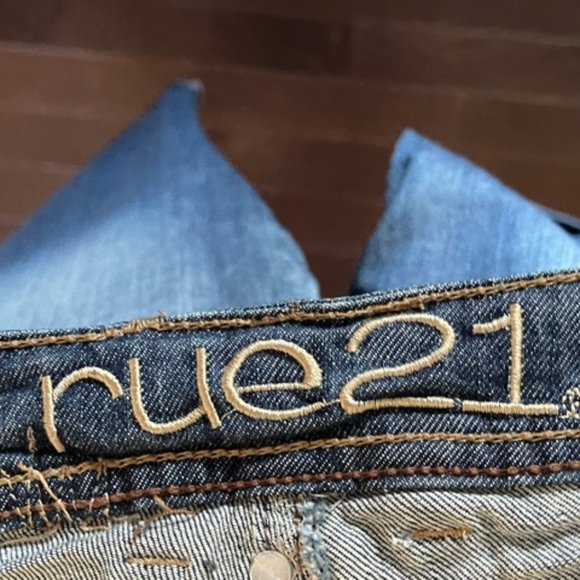 Women's Ripped Jeans - Picture 4 of 6